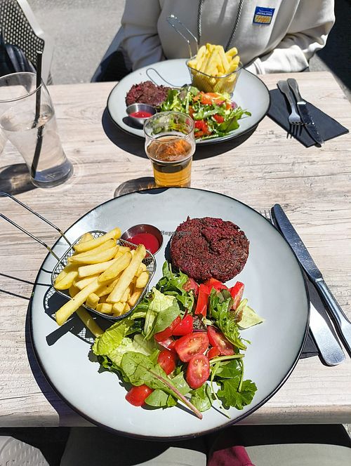 Steak de lentilles et betteraves, salade et frites at Couloir Bar & Restaurant in Tignes Val Claret