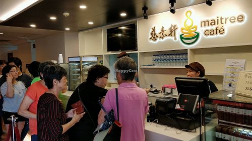 lunch time queue  at Maitree Cafe 慈素轩 in Central Singapore