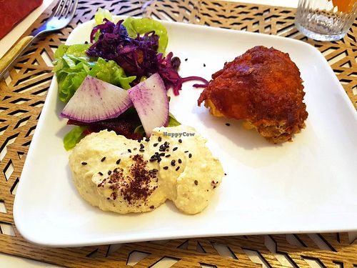 Cauliflower wings and hummus at Une Cuillère Pour Maman in Bergerac