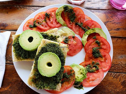Caprese ensalada sin queso, con palta at La Semilla in Puerto Maldonado