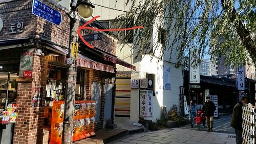 this restaurant is located on Insadong Gil-12 which does not appear on Google  map.  look for this signage at Oh Se Gae Hyang - 오세계향 in Seoul