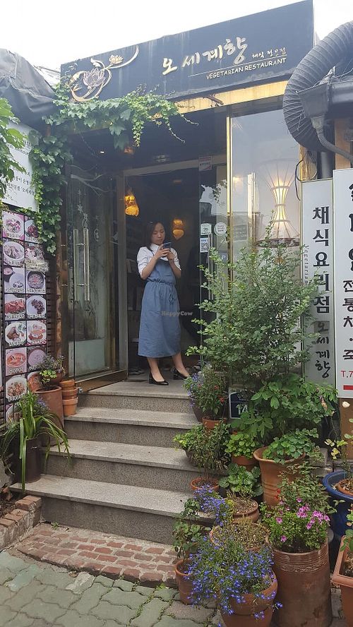 Entrance where you line up to get in at Oh Se Gae Hyang - 오세계향 in Seoul