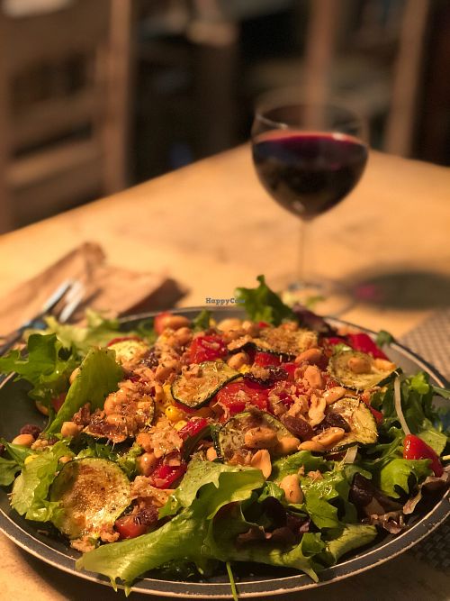 IMPROVISED SALAD with varm zucchini, greens, red paprika, mais and peanuts at Salsa&Sapori in Ferragudo