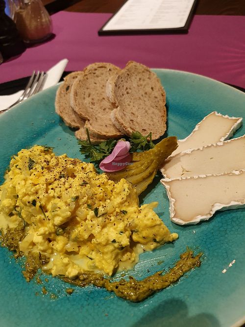 Tofu scramble with New Roots cashew camembert at V-mOnd in Thun