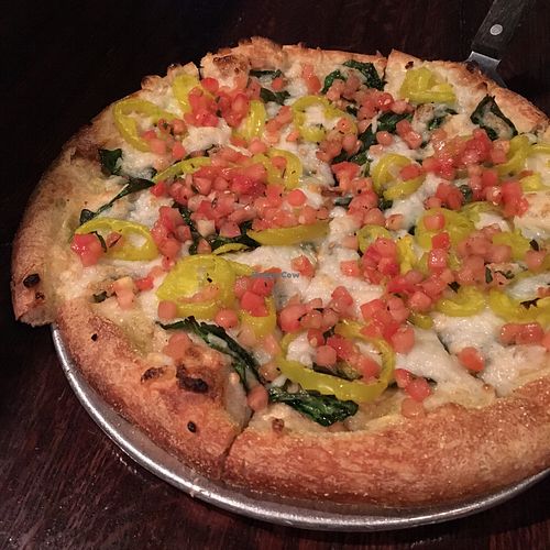 Vegan garlic, spinach, banana pepper pizza at Tomato Bar Pizza Bakery in Valparaiso