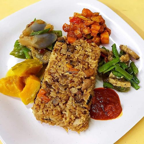 今天的午餐😋圆缘素食 #素食 
糯米饭+几样小菜，口蜜腹健💪
My healthy and delicious lunch. You wouldn’t think this is🌱 vegetarian foods. 😁 #chinatow at Yuan Yuan 圓緣素食 - Chinatown in Central Singapore