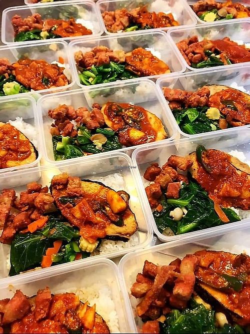 欢迎订购饭盒与甜品😋
今日菜单：叁巴鱼片👍 南乳炸素肉👍 清炒泰国芥兰👍 ABC马铃薯👍 摩摩喳喳甜品🍮
Today’s Menu: Sambal Fish Fille at Yuan Yuan 圓緣素食 - Chinatown in Central Singapore