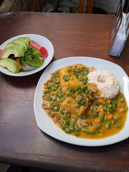 Saltado de vainitas, rice, salad at Vida Saludable in Ayacucho