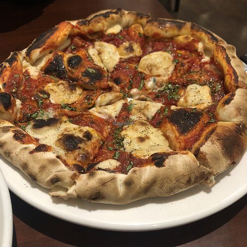Pizza Napolitaine at Vegan Rapide - Le Misanthrope in Montreal