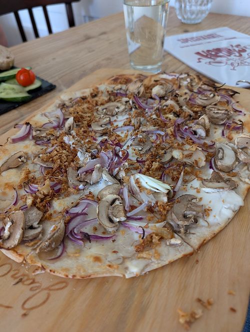 Veganer Flammkuchen "Als Holzfäller" at Henry's Bistro in Ingelheim