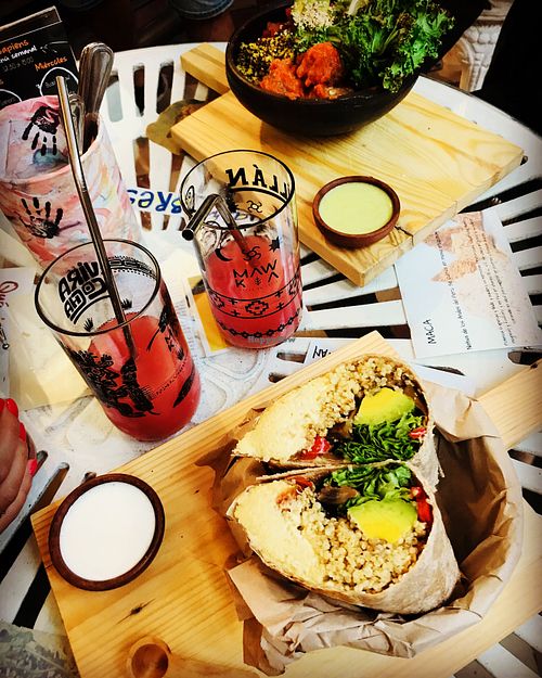 Wrap with hummus, quinoa, avocado and veggies. Delicious and very big 👍🏼 at Sapiens in Santiago