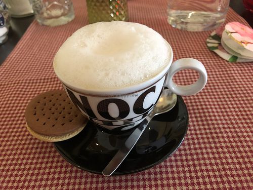 Coffee with oatmilk and vegan cookie at Eten Bij Ziza in Valkenburg