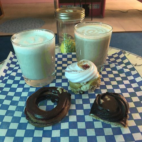 Milkshakes (vanille et lait de cajou et banane et lait d'amande et de noisette) et desserts at Dugout in Montreal