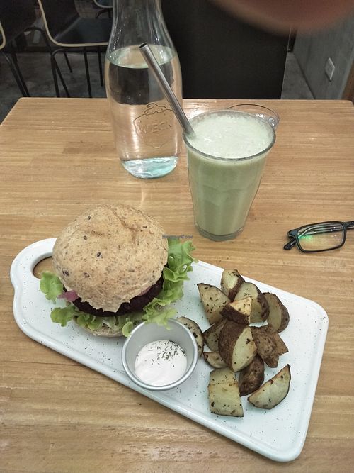 Vegan burger at Ooh Cha Cha - Banqiao in Taipei
