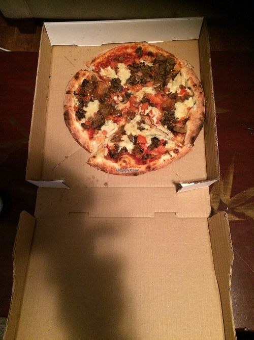 Another create your own pizza from Olio.  This one had tomato sauce with the cashew based mozzarella cheese.  mushrooms, diced tomatoes, and caramelized onions.   at Olio in St Johns