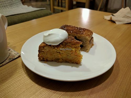 Vegan carrot cake & apple crumble cake at Banchangkko in Seoul