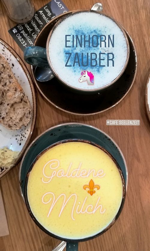 Einhorn Zauber (mit Spirulina) und Goldene Milch  at Cafe Seelenzeit Genuss fur Korper und Geist in Mering