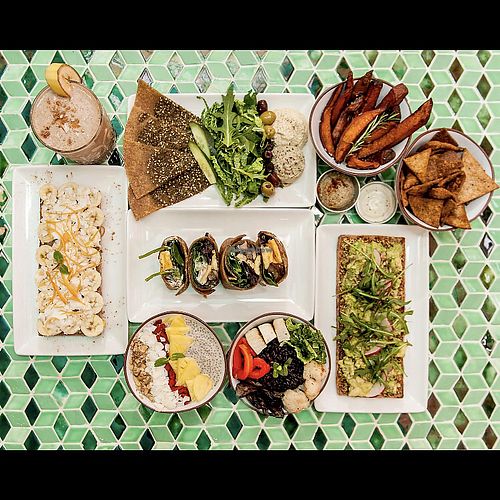 Several dishes at Juicy in Lisbon