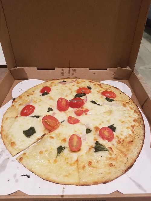 Margherita DaVinci with added fresh garlic and red onion. 😋 at Pieology in Florence