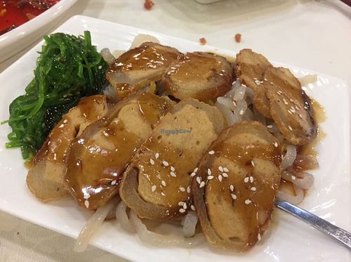 Pan-fried mock pork with mock jellyfish at Three Virtues 三德食品 - Jordan in Kowloon