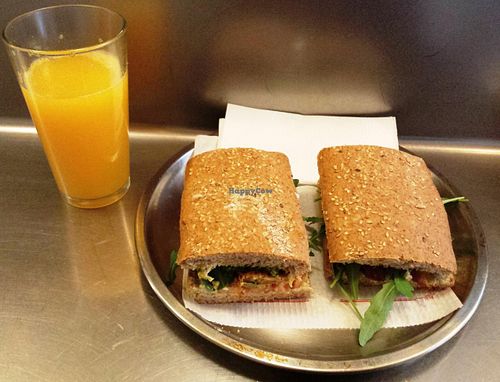 Seitan Sandwich with caramelized garlic at Juicy Jones - Cardenal in Barcelona