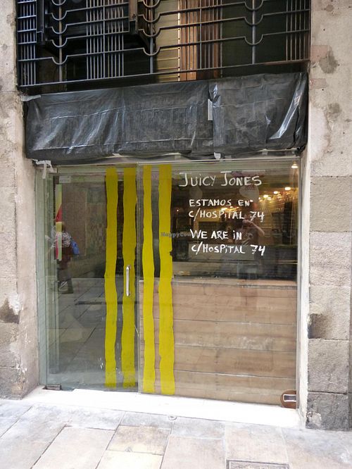 This location is closed, the other Juicy Jones listing is the new location at Juicy Jones - Cardenal in Barcelona