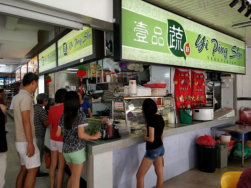 queue in front of stall at Yi Ping Shu Vegetarian in East Singapore