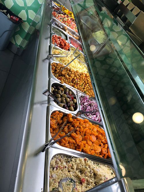 Viel Auswahl und lecker at Maoz in Barcelona