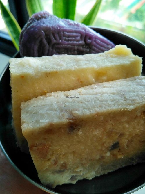 Yam Cake, Carrot Cake and Kueh at Nice Goreng Pisang & Snack Stall in Central Singapore