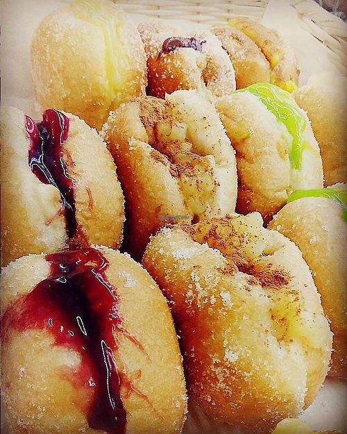 Vegan new flavours (kiwi, apple cinnamon, blueberry) at Berlineta in Lisbon