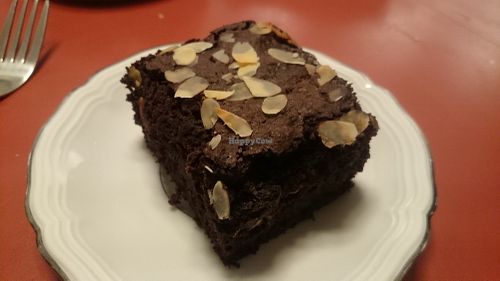 vegan brownie with almonds at Alfalfa in Leuven