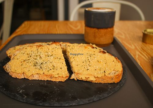 hummus toast at Tambake in Praia