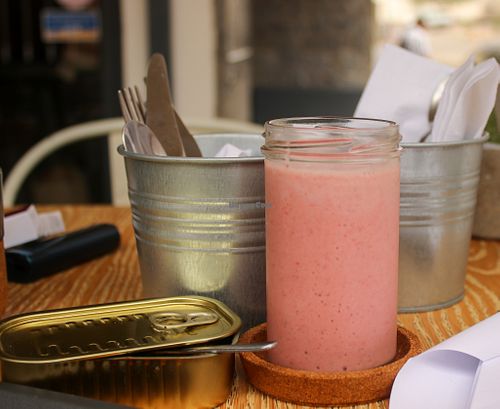 strawberry smoothie at Tambake in Praia