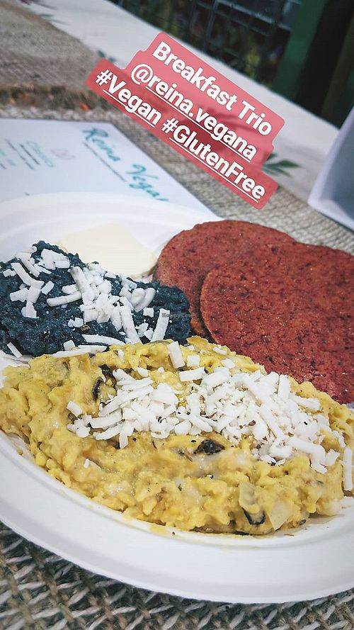 Breakfast with vegan scrambled eggs at Reina Vegana in Hollywood