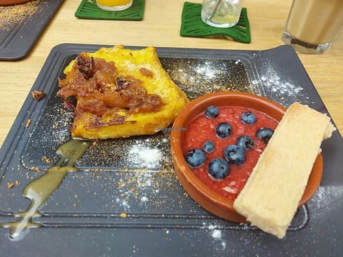 Sunday brunch part 1 : pain perdu and kind of strawberry soup at L'Embargo in Toulouse