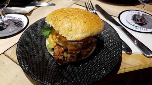 Vegan burger at L'Embargo in Toulouse