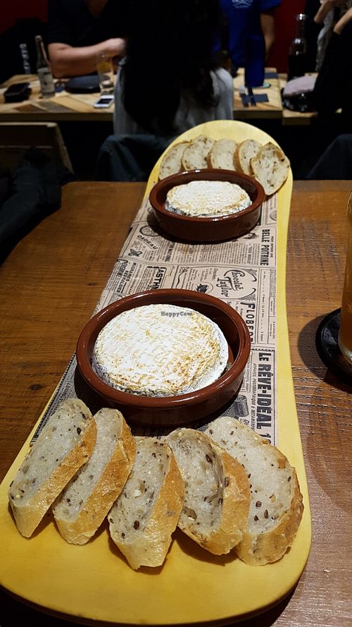 Camembert roti at L'Embargo in Toulouse