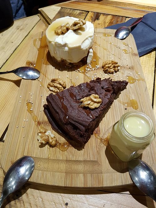Chocolate fondant and cheesecake at L'Embargo in Toulouse