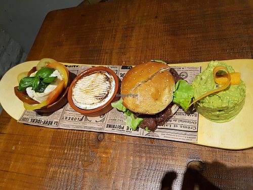 Mozzarella, burger, camembert rôti, guacamole at L'Embargo in Toulouse