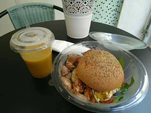 Crispy burger & juice (8,50€) at Vegan Street in Aix-en-provence