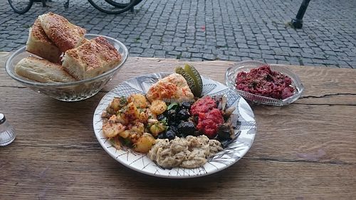 vegan meze at Hallo Machen in Berlin