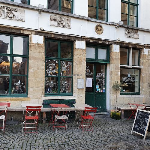 front with outdoor seating at Barista Coffee & Cake in Ghent