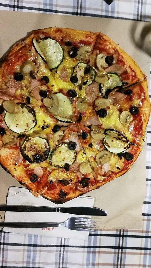 custom pizza at Rustic Fusion in Madrid