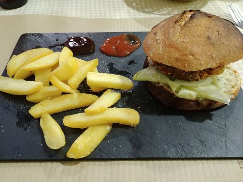 Hamburguesa con patatas at Rustic Fusion in Madrid