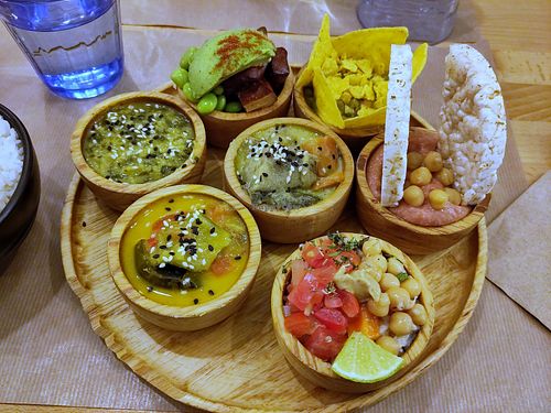 Full table at Riz Riz - Marais in Paris