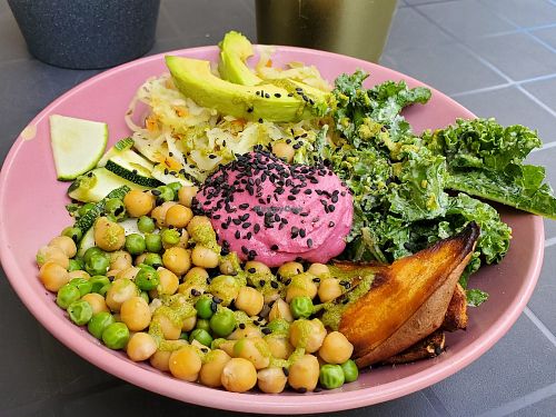 Pink hummus bowl at RoseHip Vegan Kebabs in Vilnius