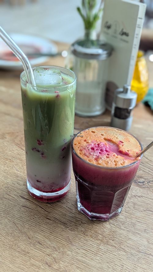 Himbeer-Matcha-Latte mit Hafermilch und Smoothie mit Karotte, Apfel, Ingwer und Rote Beete at Bio-Cafe Luna in Starnberg