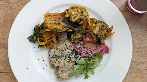 Indisches Kartoffelgemüse mit Rote-Beete-Hummus und Auberginencreme at Bio-Cafe Luna in Starnberg