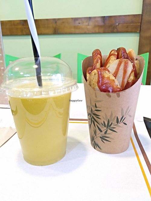 Zumo Ginger up y patatas con salsa barbacoa. at Vegacos in Castellon De La Plana