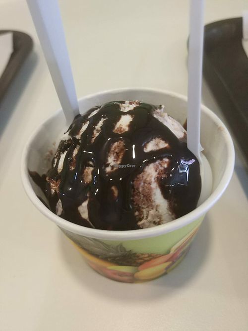 Helado de nata con trocitos de brownie. at Vegacos in Castellon De La Plana